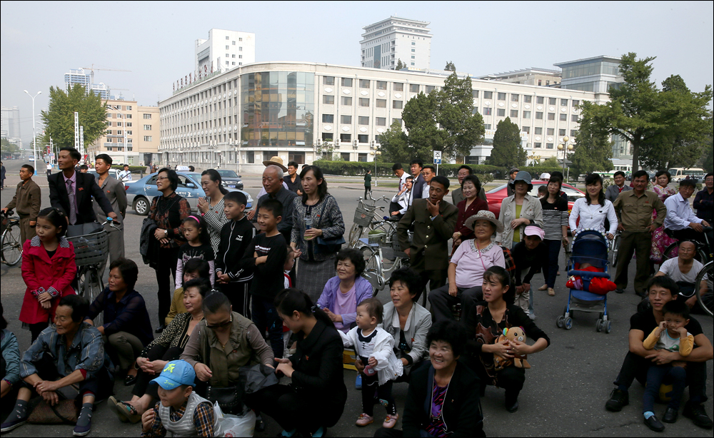  거리공연을 보고 즐거워하는 평양 시민들. 시민들 뒤로 보이는 5층 건물이 진천규 기자가 묶었던 '평양호텔'이다.