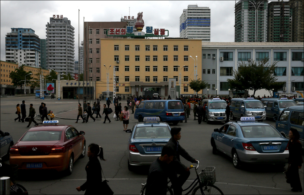  평양역 앞에 즐비한 택시들. 앞쪽에는 승합차 택시도 눈에 띄인다. 최근 북한에 택시가 늘고 있다. 평양에는 6천대 정도의 택시가 있다고 한다.
