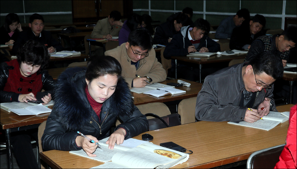  인민대학습당에서 공부하는 사람들의 모습. 책상 위에 휴대폰을 둔 모습이나 휴대폰으로 검색을 하며 공부하는 모습을 발견할 수있다. 