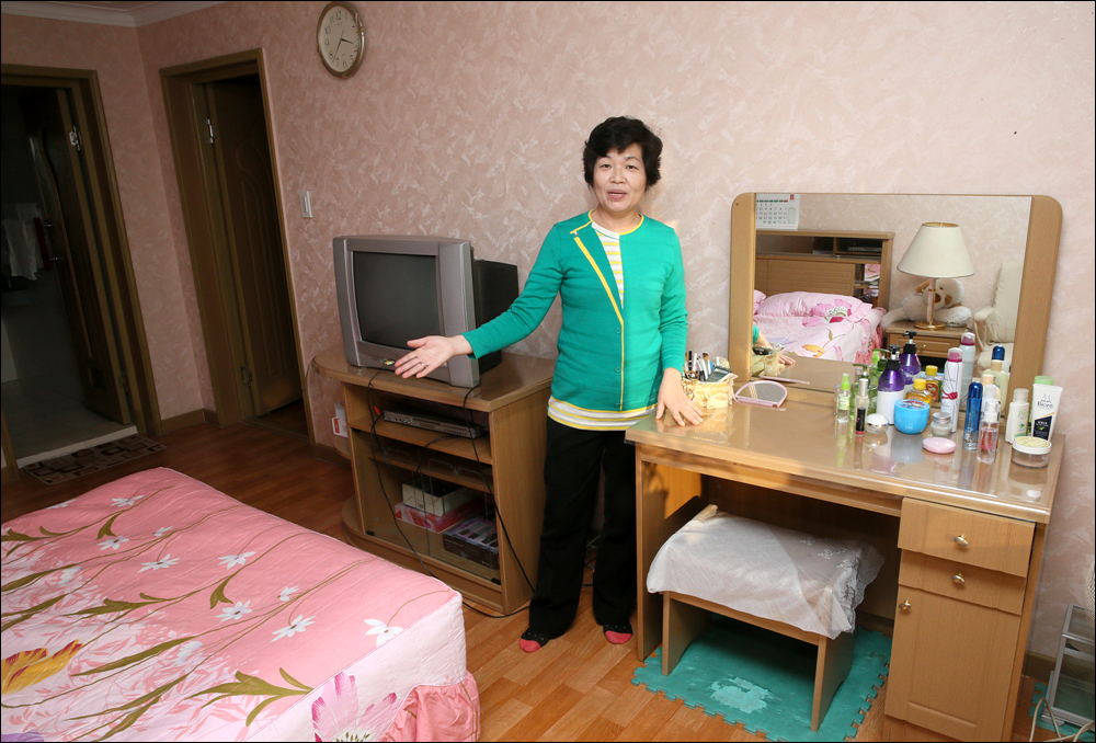  려명거리 살림집 내부 모습. 김일성 종합대학 교수 가족이 거주하는 방 4개 짜리 아파트. 교수의 부인이 '부부방'을 소개하고 있다. 