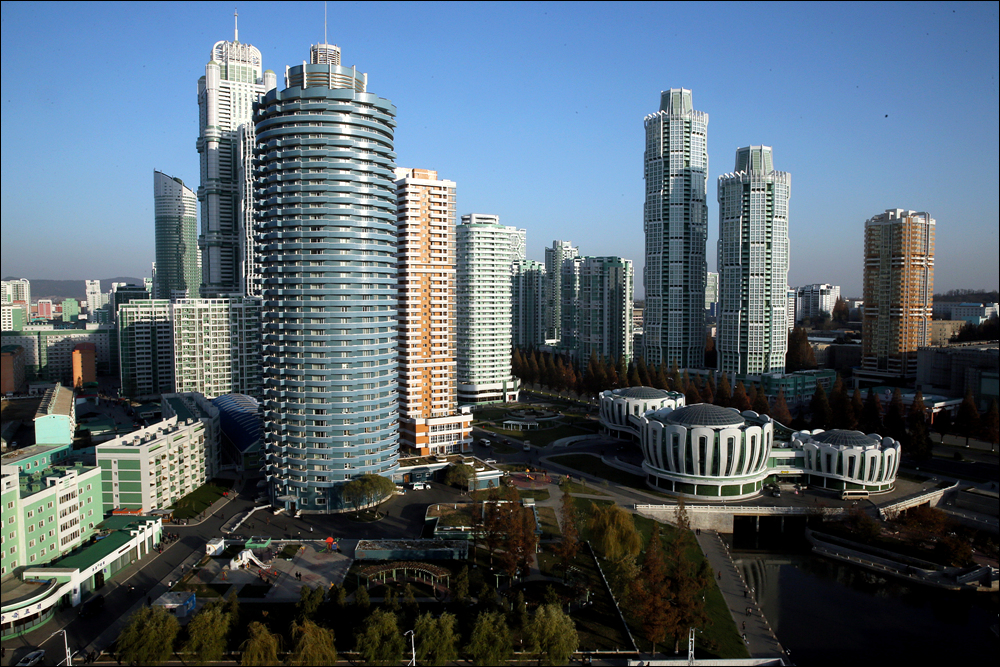  교원 아파트 20층에서 바라본 려명거리의 모습. 왼쪽 가운데 건물이 려명거리에서 가장 높은 건물이다.
