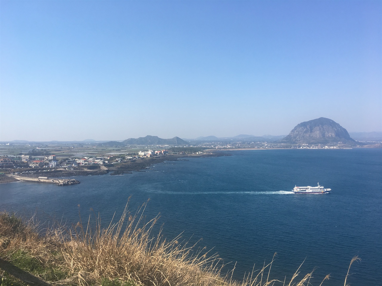 송악산에서 바라본 풍경 물띠를 남기며 항해하는 배 