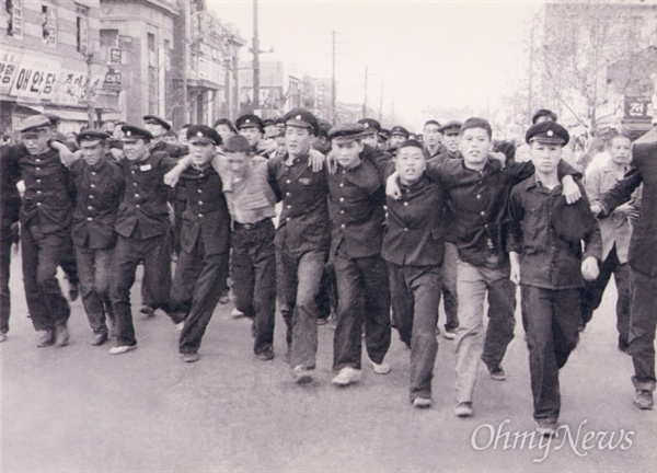 1960년 2월 28일 대구지역 공립학교 학생들이 거리로 나와 이승만 정권의 불의에 항거하고 있는 모습.