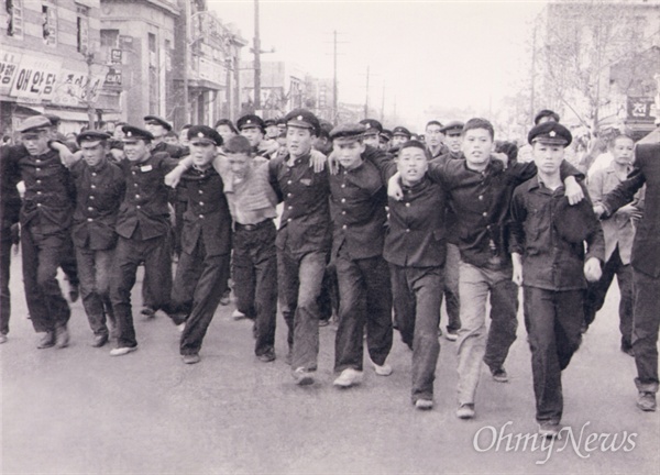  1960년 2월 28일 대구지역 공립학교 학생들이 거리로 나와 이승만 정권의 불의에 항거하고 있는 모습.