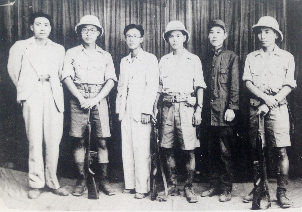 광복군 시절 장준하의 모습(맨 오른쪽).