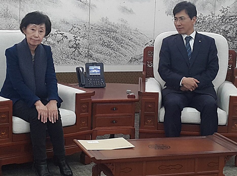31일 최영애 전국 인권위원회협의회 의장이 안희정 지사를 만나 인권조례를 지켜달라고 주문하고 있다.  