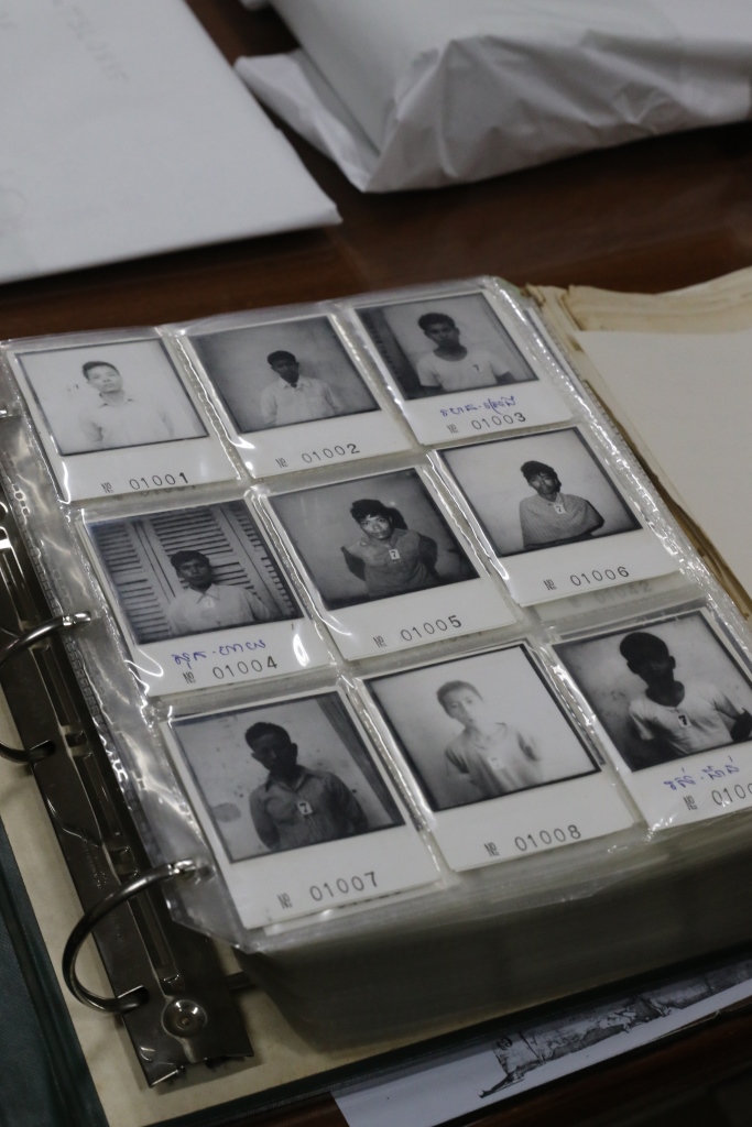 당시 뚜얼슬렝 감옥에 수감된 사람들의 사진과 네거티브필름이 보관된 사진첩.