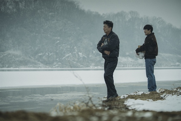영화 <1987>의 한 장면. 박종철 열사의 아버지가 아들의 영정을 끌어안고 눈물 흘리고 있다.