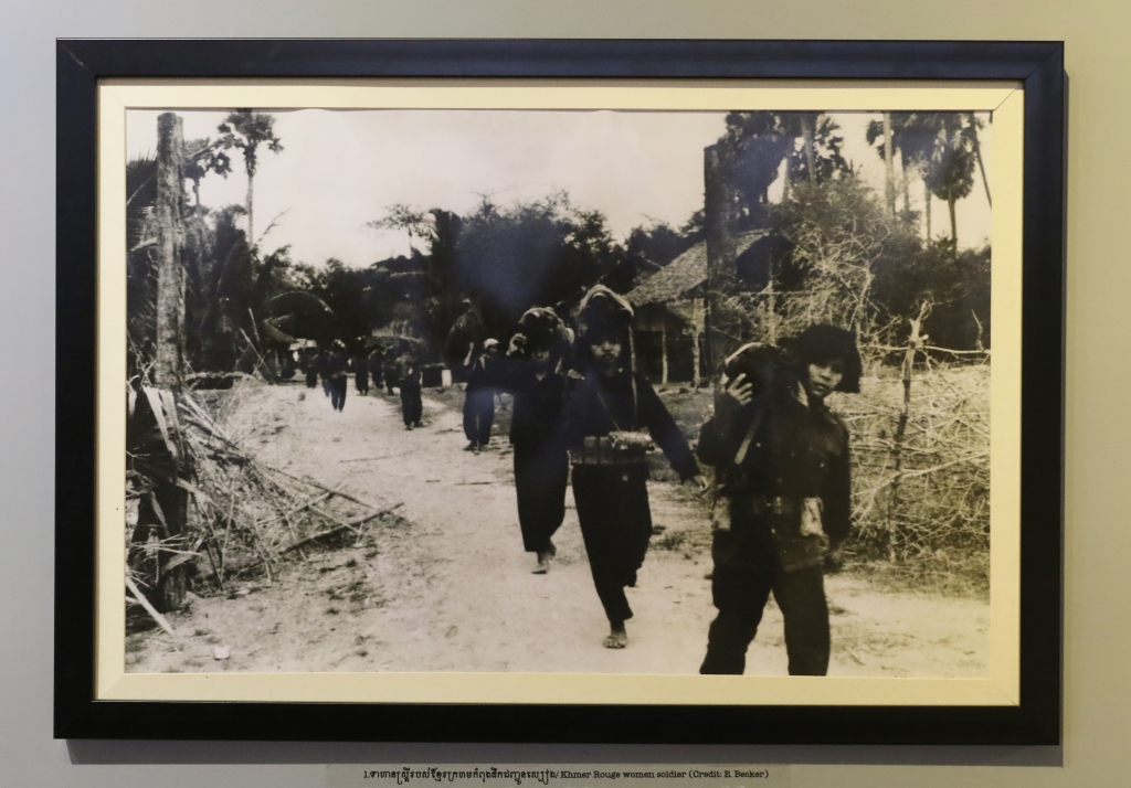 1978년 12월 크메르루즈정권 패망직전 캄보디아를 방문한, 미국의 유명종군기자 엘리자베스 베커가 찍은 어린 크메르루즈 여성 군인들의 모습.