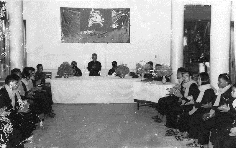 당시 최고권력핵심부 기관인 '앙카'가 주관한 집단결혼식에 참석한 젊은 남녀들. (사진 자료 제공 : Documentation Center of Cambodia)