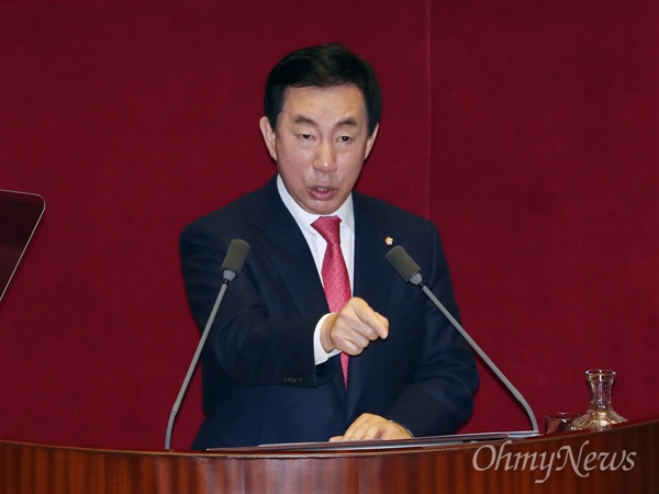 1일 국회 교섭단체 대표연설에 나선 김성태 자유한국당 원내대표는 산업은행이 대우건설 매각 우선협상 대상자로 호반건설을 지정한 데 대해 문재인정부 차원의 특혜 의혹을 제기했다. 김 원내대표는 "문재인정권 출범 직후부터 호반건설이 대우건설을 먹는다는 설이 파다했는데 그 의혹이 어제 현실화됐다"며 "이 정권은 호반건설과 도대체 무슨 관계냐"고 쏘아붙였다.