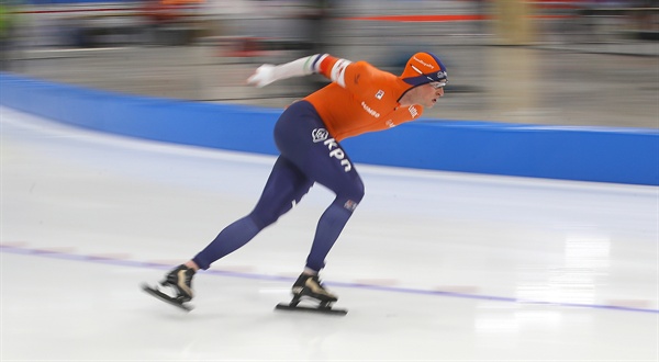 크라머르의 질주  지난 2017년 2월 11일 오후 강원도 강릉스피드스케이팅경기장에서 2018 평창 올림픽 테스트 이벤트로 열린 2017 국제빙상경기연맹(ISU) 종목별 세계선수권대회 남자 10000m 경기에서 네덜란드의 스벤 크라머르가 빙판을 질주하고 있다. 크라머르는 1위를 기록해 금메달을 획득했다.