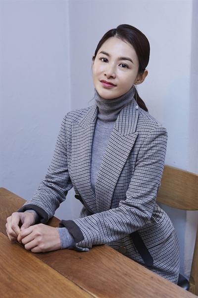  KBS 2TV 월화드라마 <저글러스>에서 왕정애 역할을 맡은 배우 강혜정이 지난 24일 언론 인터뷰에 응했다. 