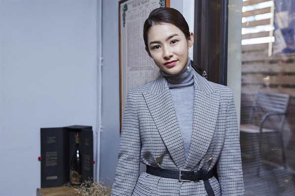  KBS 2TV 월화드라마 <저글러스>에서 왕정애 역할을 맡은 배우 강혜정이 지난 24일 언론 인터뷰에 응했다. 