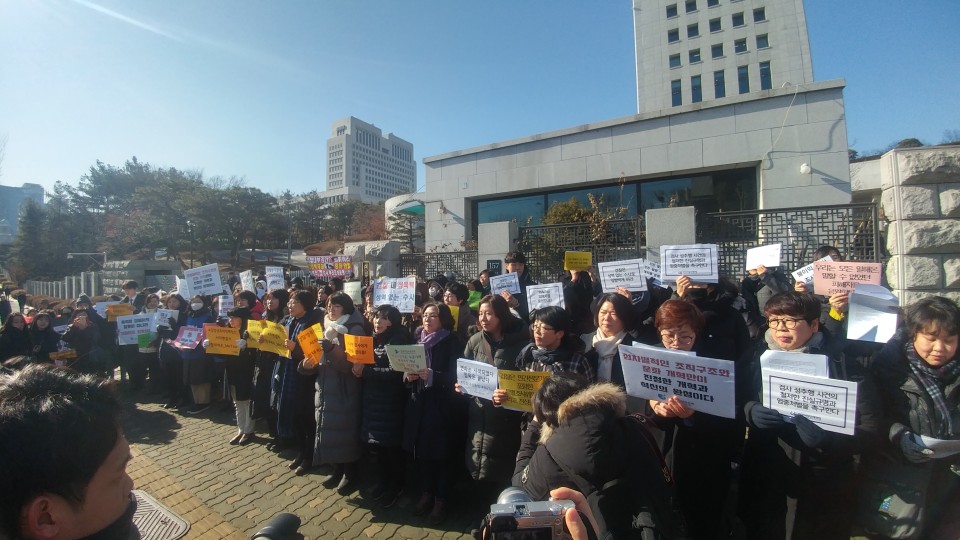  오늘 오전 여성단체들이 대검찰청 앞에서 기자회견을 갖고 있다. 