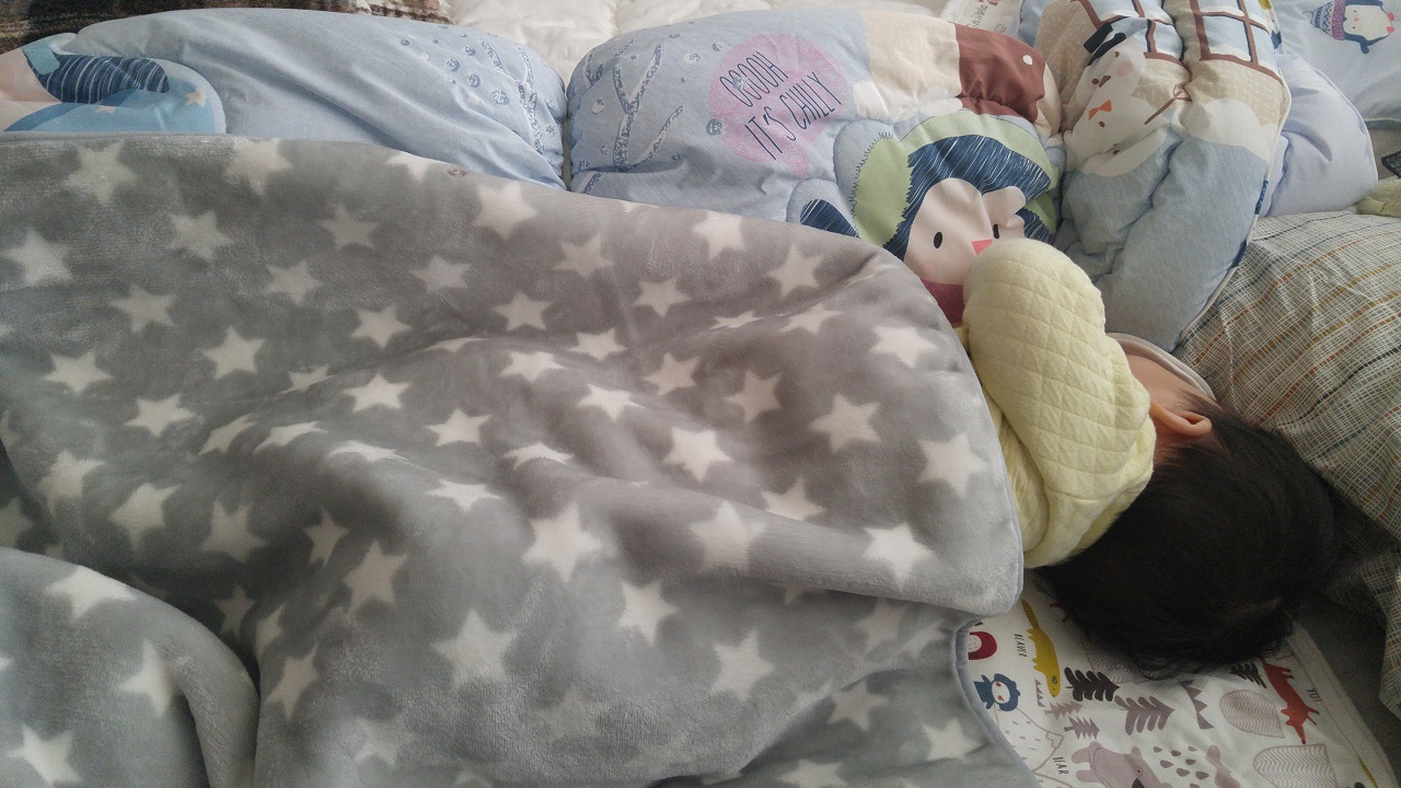 아기가 잠든 이후도 끝이 아니다. 아기가 뒤집기 하면서 깨지 않도록 긴 베개나 이불을 옆에 둔다.