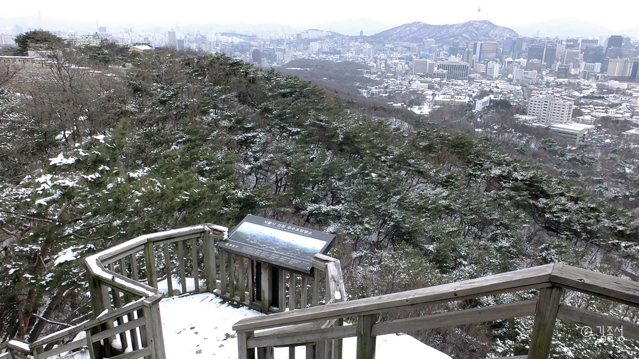 서울시가 인증한 전망 명소인 말바위 전망 쉼터.