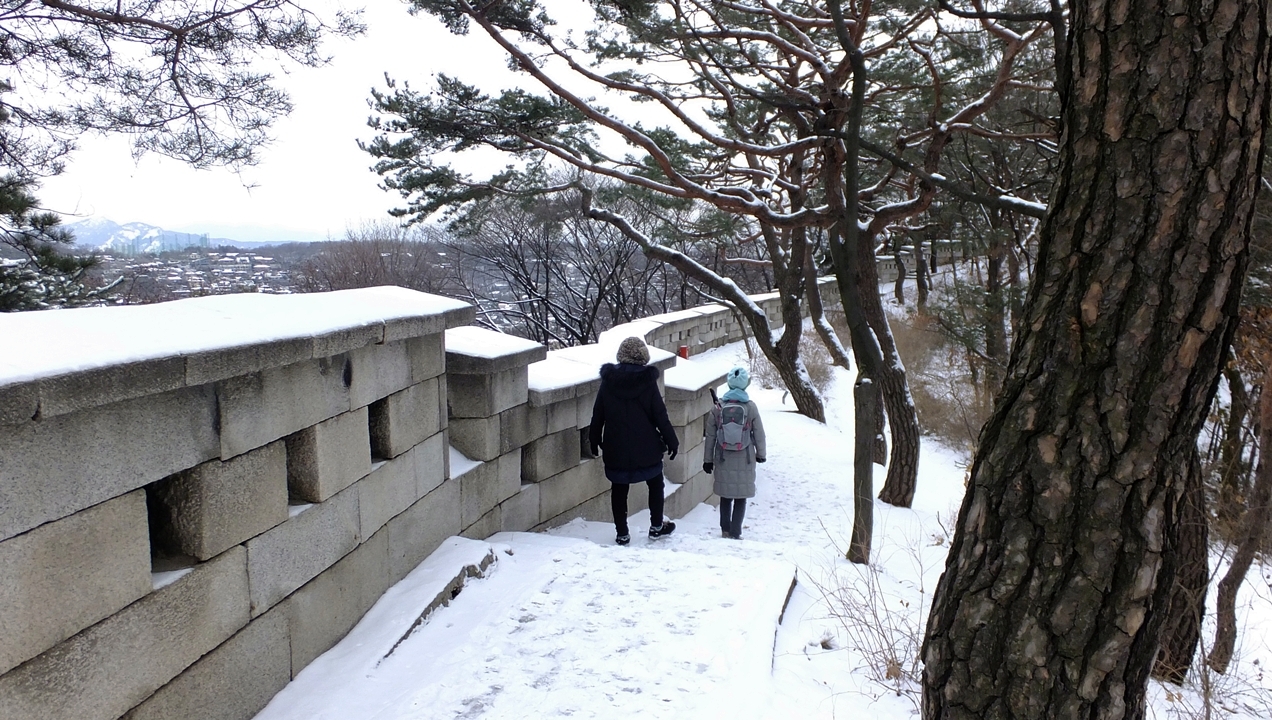 동양화 같은 풍경을 감상하면서 걷는 겨울 성곽길.