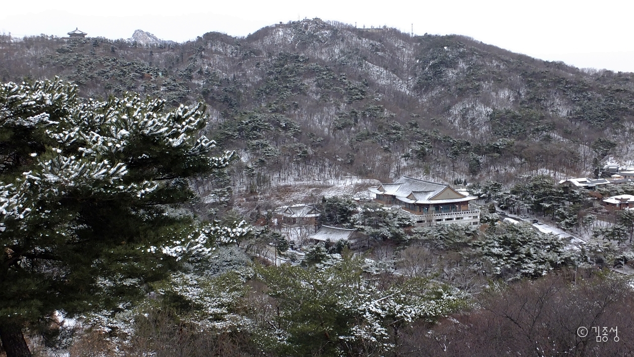 한양도성 성곽길에서 보이는 운치있는 겨울산 풍경.