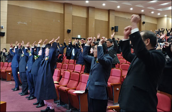 만세삼창 국회의원호관 대회의실을 가득 메운 참가자들의 만세삼창 