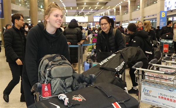 캐나다 여자 아이스하키팀 입국 평창동계올림픽에 참가하는 캐나다 여자 아이스하키 대표팀이 지난 1월 25일 저녁 인천공항을 통해 입국하고 있다. 