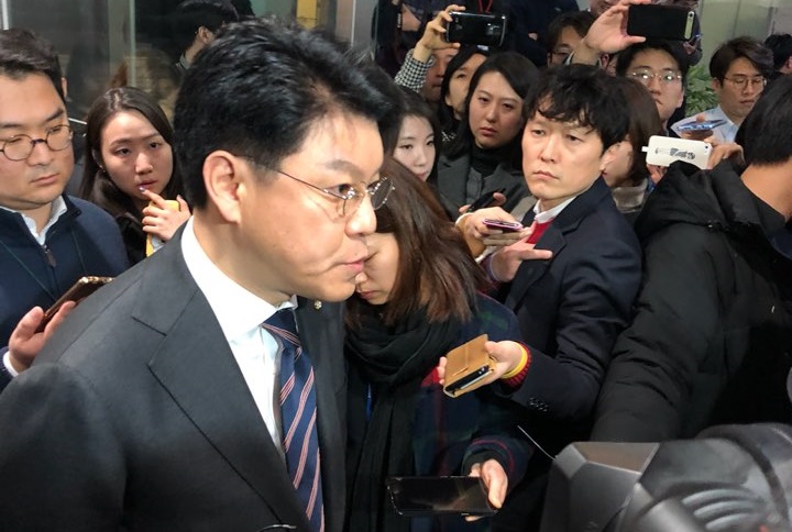 장제원 자유한국당 수석대변인(왼쪽)이 지난 2일 MBN에 대한 '출입금지' 조처를 공식 발표한 뒤 국회 정론관 복도에서 MBN 기자들과 언쟁을 벌이고 있다. 