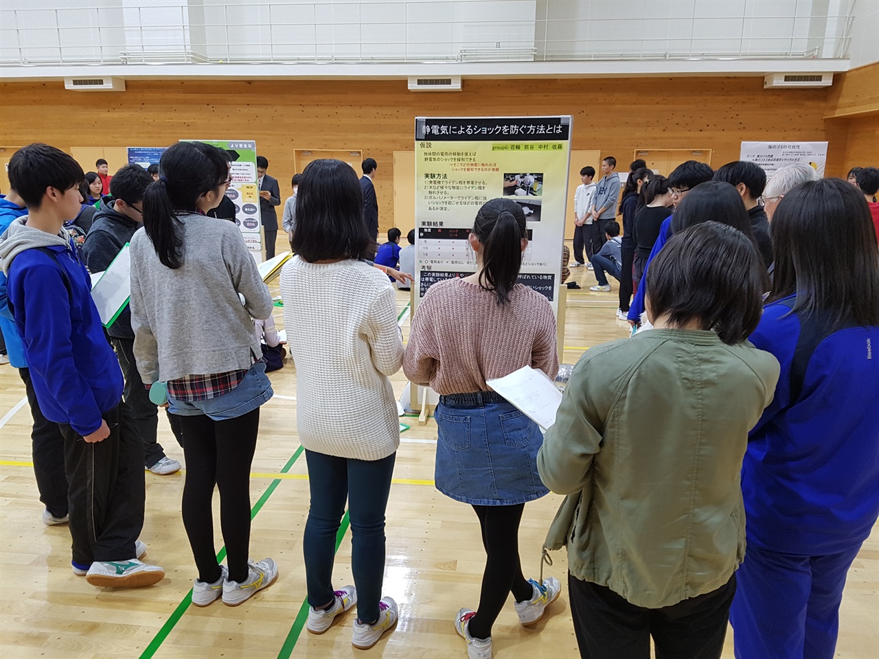 가이세이 중등교육학교 학생들이 소논문 발표 장면을 지켜 보고 있다.