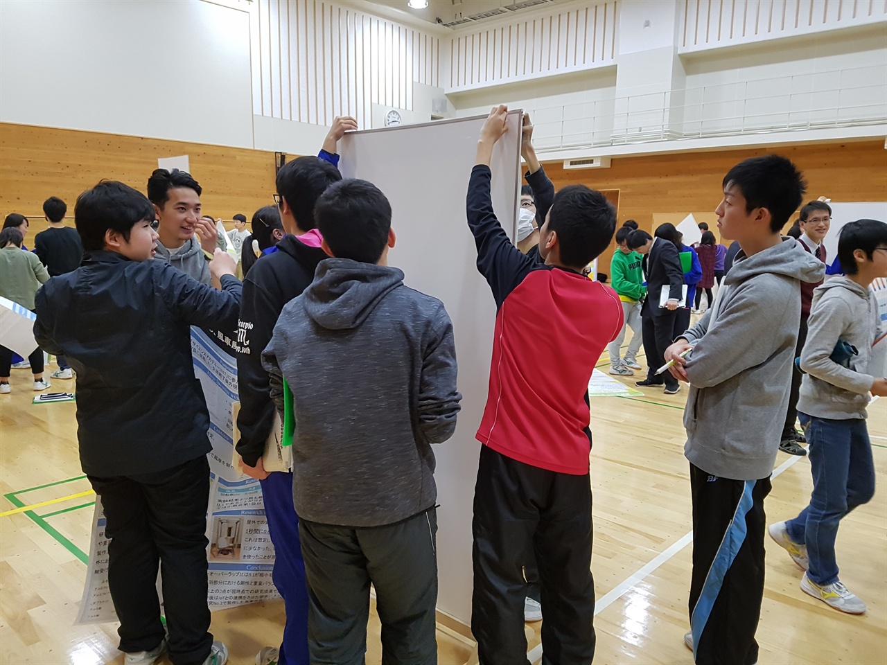 "뒷정리도 깔끔하게" 가이세이 중등교육학교 학생들이 발표를 마친 뒤에 이동식 게시판과 부착물을 정리하고 있다.