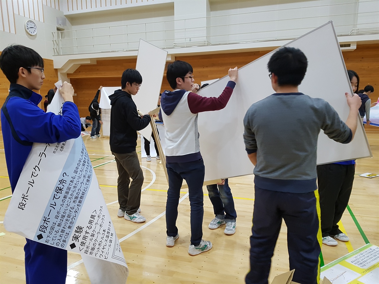 가이세이 중등교육학교 5학년 학생들이 소논문 포스터 발표를 마친 뒤 뒷정이를 하고 있다.