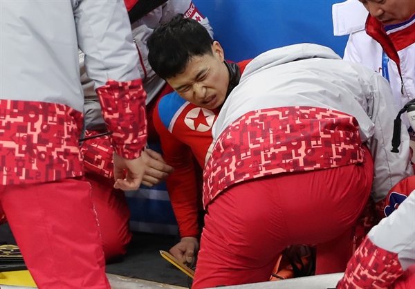고통에 얼굴 일그러진 북한 최은성 2018 평창동계올림픽에 출전하는 북한 쇼트트랙 대표팀의 최은성이 2일 오후 강원도 강릉 아이스아레나에서 훈련하던 중 넘어져 고통스러워하고 있다. 