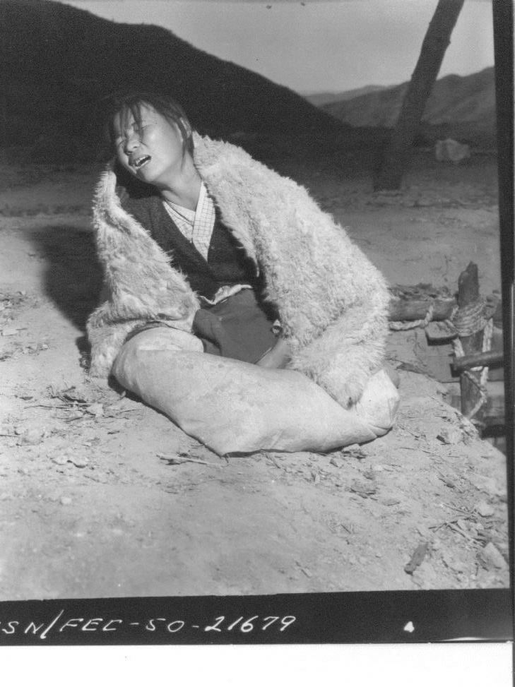   1950. 11. 13. 함흥. 한 여인이 광산 갱도에서 지아비의 시신을 찾고는 울부짖고 있다.