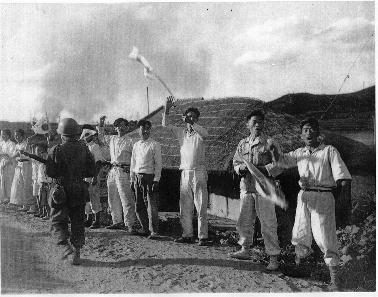  1950. 9. 28. 대전 근교 주민들이 북상하는 국군과 유엔군에게 태극기를 흔들며 환송하고 있다.