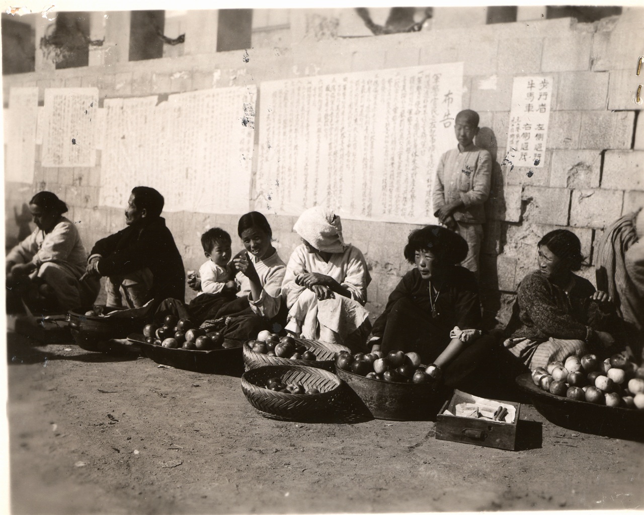  1950. 11. 1. 원산. 주민들이 광주리에 과일을 담아 거리에서 팔고 있다.