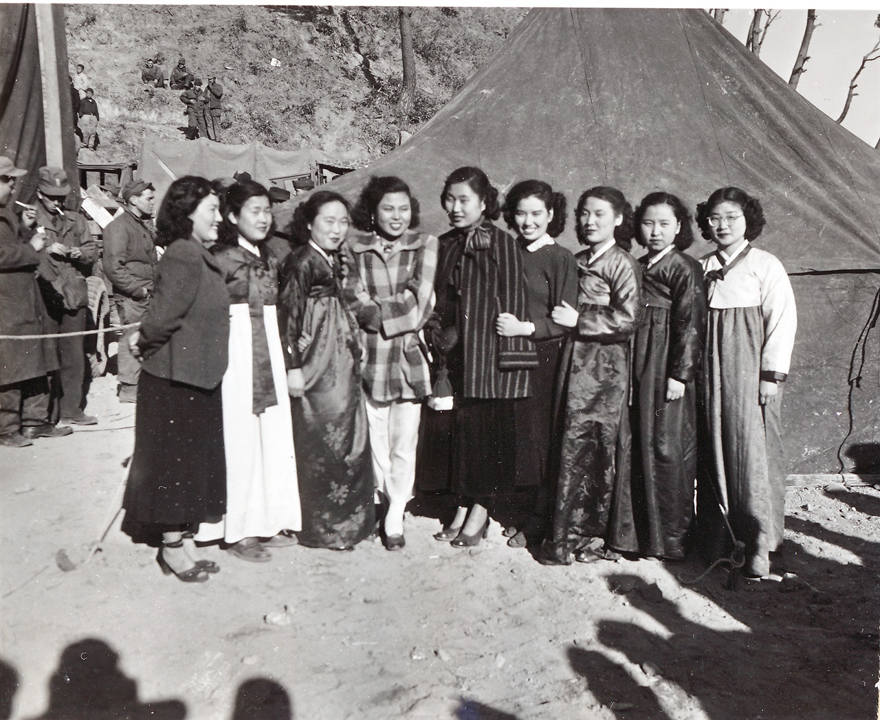  1950. 11. 27. 마산. 한국 여성 연예인들이 미 해병부대에서 위문공연을 하고 있다. 
(이 사진설명은 영어원문을 직역하였음을 밝힙니다.)