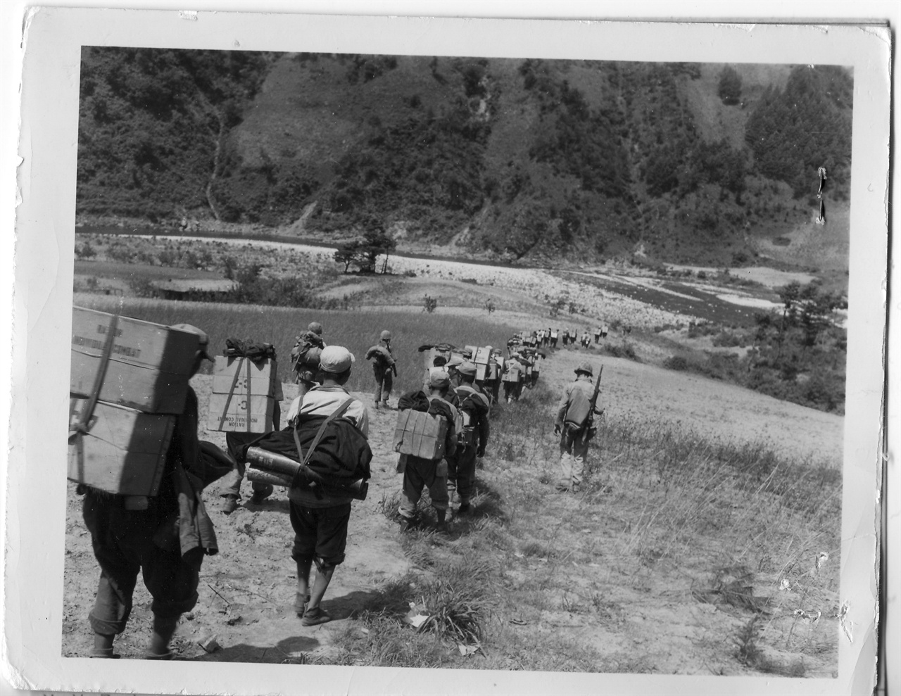  1951. 6. 2. 한국의 노무자들이 탄통 등 군수물자를 지게로 져서 나르고 있다.