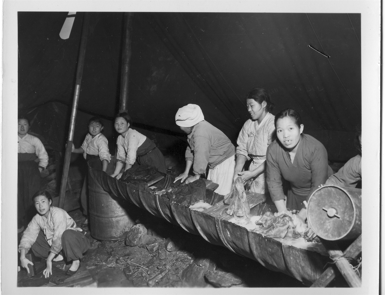  1954. 3. 3. 한국 여인들이 미군부대 근처 천막에서 군인들의 세탁물을 손으로 빨고 있다. 