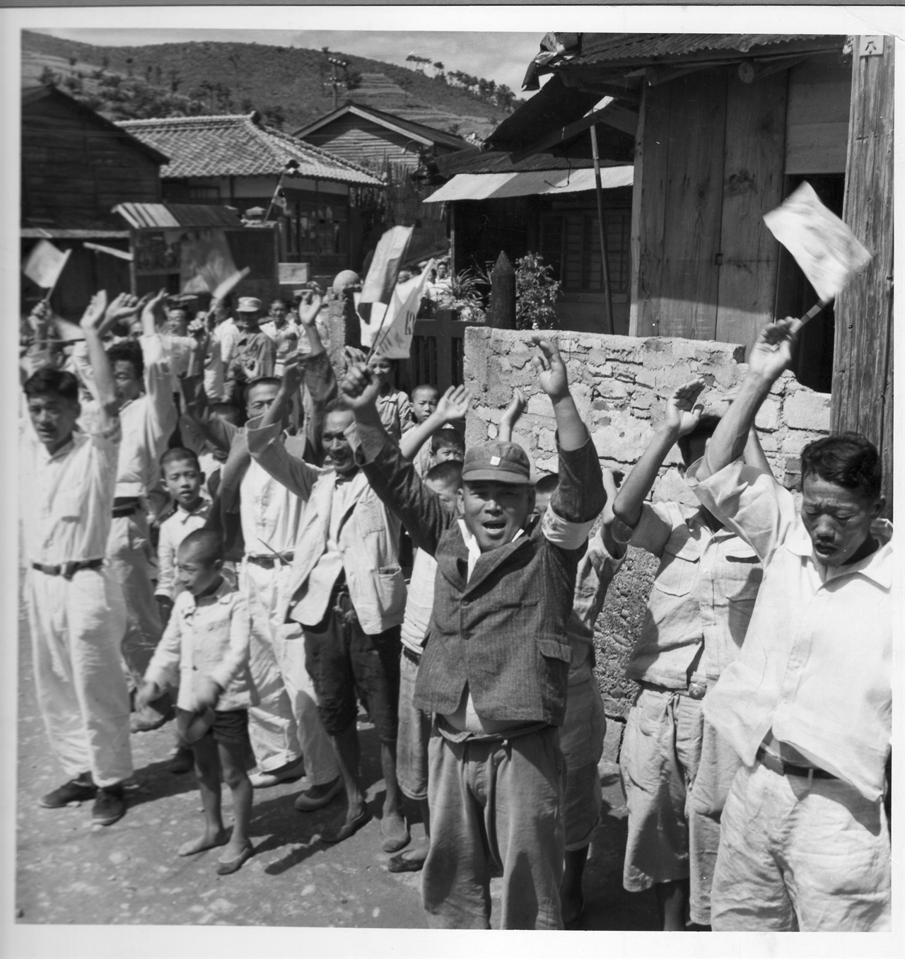  1950. 9. 거제도, 주민들이 유엔군 진주를 열렬히 환영하고 있다. 