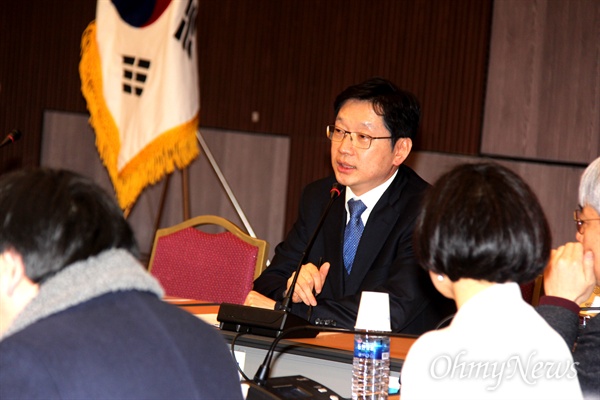 김경수 국회의원은 2월 3일 오후 더불어민주당 경남도당과 민주연구원이 창원컨벤션센터에서 마련한 "한걸음 더, 전국순회 경청투어"에서 토론을 진행했다.
