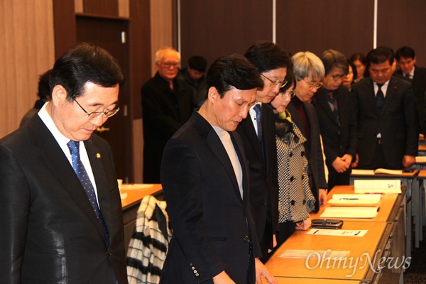 2월 3일 오후 더불어민주당 경남도당과 민주연구원이 창원컨벤션센터에서 마련한 "한걸음 더, 전국순회 경청투어" 토론에 앞서, 민홍철 의원과 김민석 원장, 김경수 의원 등 참가자들이 '밀양 세종병원 화재 참사 희생자'를 기리며 묵념하고 있다.