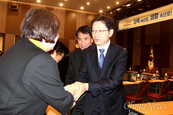 김경수 국회의원이 2월 3일 오후 창원컨벤션센터에서 더불어민주당 경남도당과 민주연구원이 마련한 '한걸음 더, 전국순회 경청투어" 토론에서 참가자들과 인사를 나누고 있다.