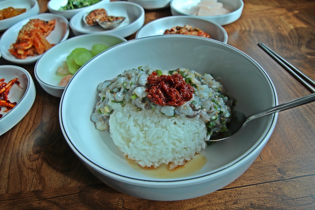 산낙지비빔밥 탕탕이는 산낙지와 토하젓에 비벼야 참맛이 오롯하다. 