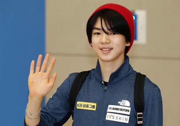 시민에게 손인사하는 차준환 피겨 스케이트 선수 차준환이 평창 동계올림픽에 참가하기 위해 3일 오후 인천공항을 통해 귀국하고 있다.