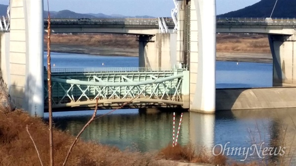 2월 3일 낙동강 합천창녕보 수문이 모두 닫혀 있다.