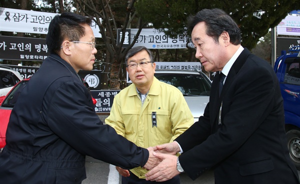 이낙연 국무총리가 2일 밀양을 찾아 한경호 경남지사 권한대행, 박일호 밀양시장과 인사를 나누고 있다.