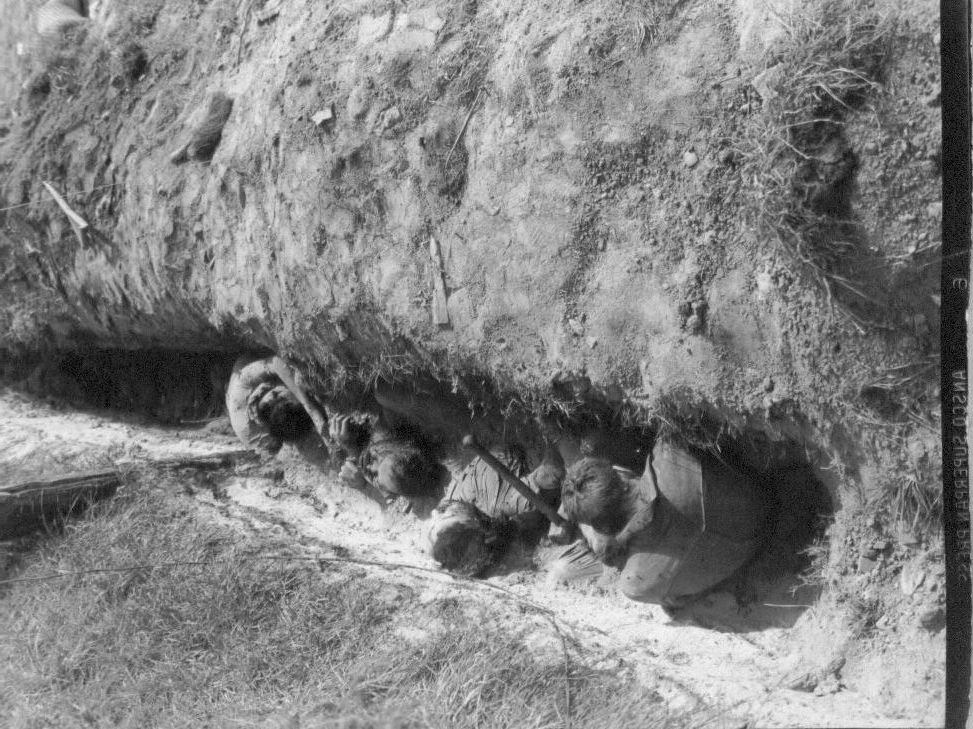 1950. 9. 29. 대전, 민간인 학살로 보이는 암매장된 시신들로 흉기인 해머가 옆에 놓여 있다.