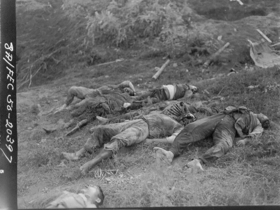 1950. 10. 14. 원산, 민간인 학살로 보이는 시신들.