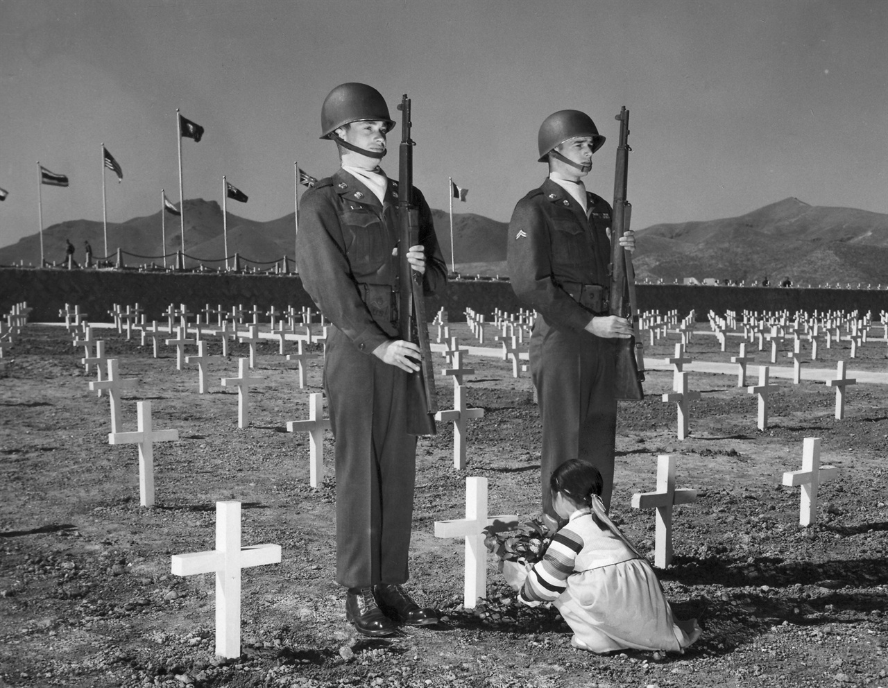 1951. 4. 부산 유엔군 묘지에 헌화하는 소녀.