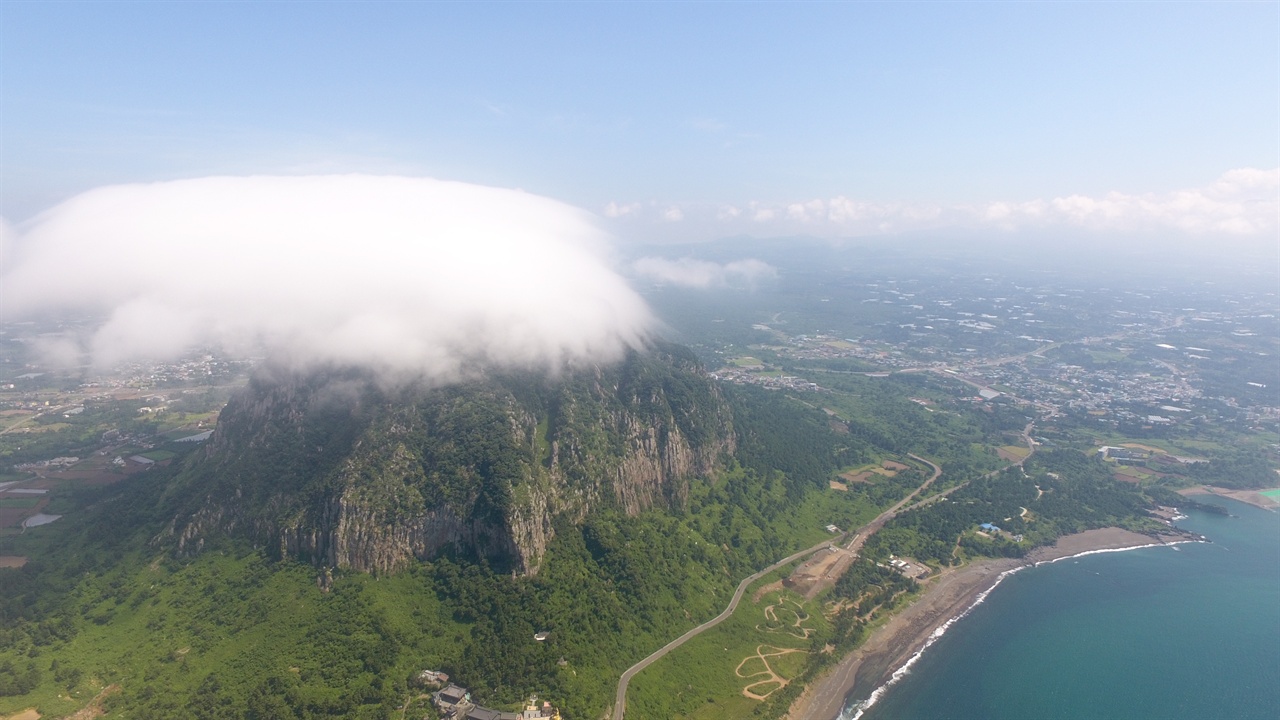 구름모자쓴 산방산 제주도 남서쪽의 우뚝선 제주도오름