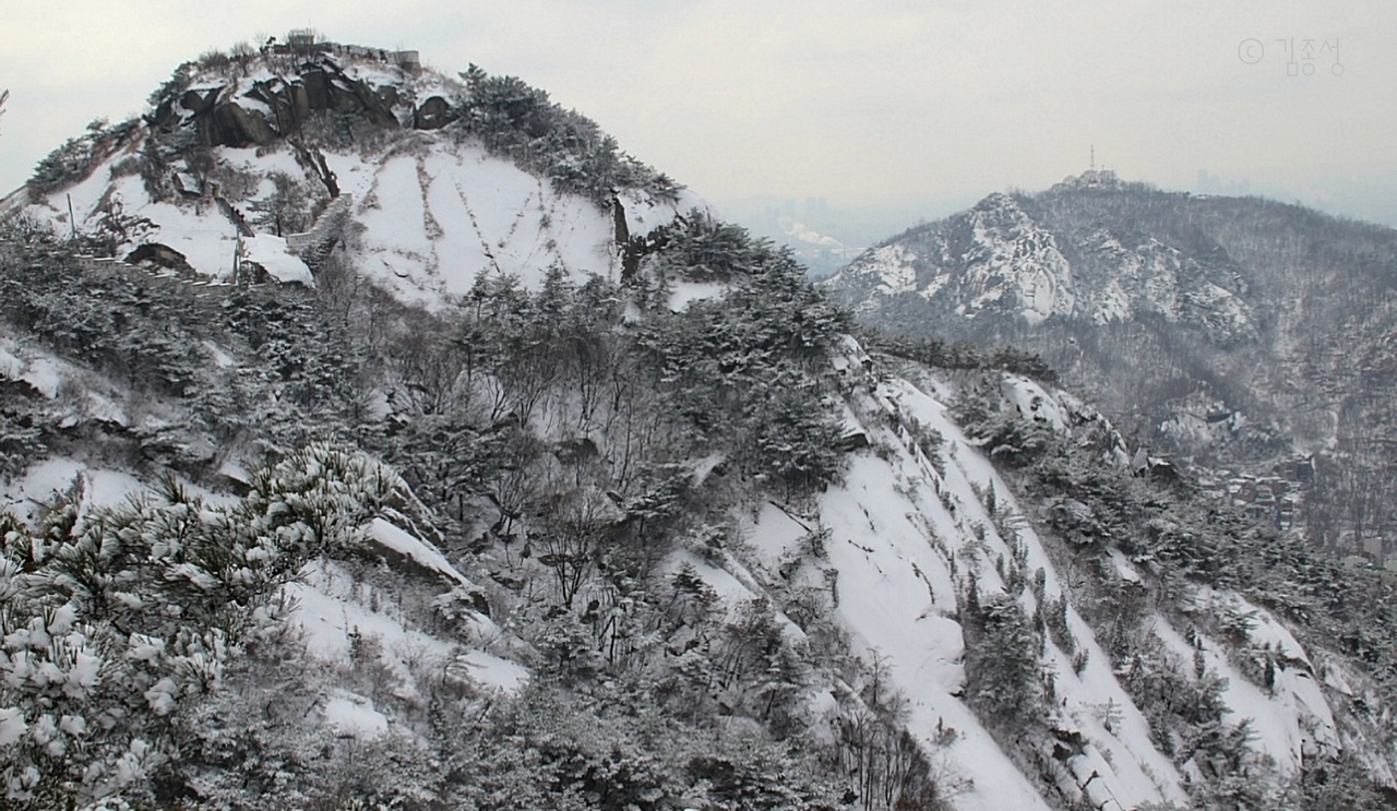  큰 기암괴석이 많아 산세가 멋진 인왕산. 