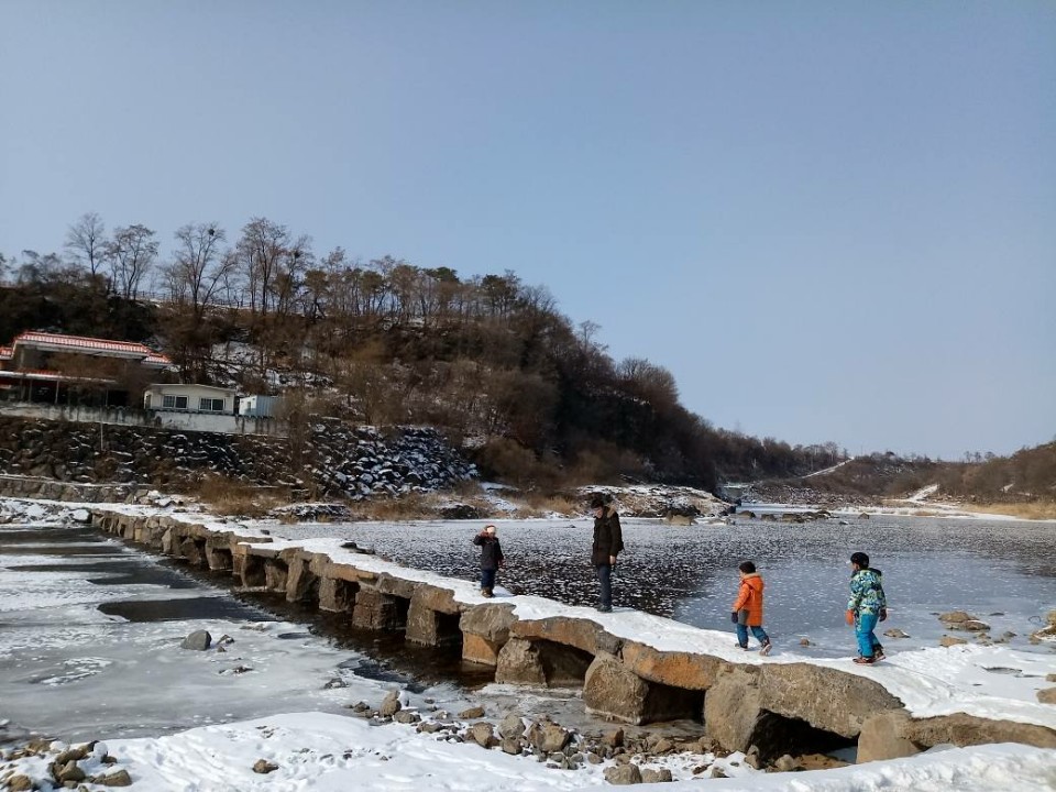  돌다리 위로 식구들이 나란히 나란히 나란히